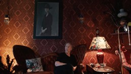 02 Tante Iki Still 15.44.06 uai Wytse Koetse